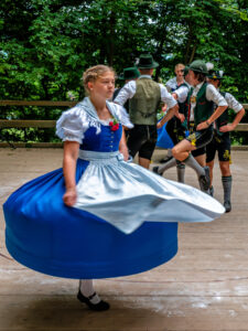 Wenn sich im Bürgl die Röcke drehen: Altenbeurer Waldfest verbindet Brauchtum, Gemeinschaft und Lebensfreude