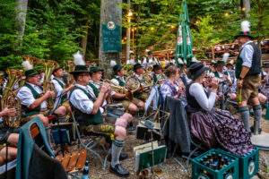 Wenn sich im Bürgl die Röcke drehen: Altenbeurer Waldfest verbindet Brauchtum, Gemeinschaft und Lebensfreude
