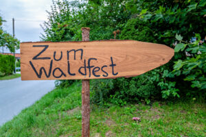 Wenn sich im Bürgl die Röcke drehen: Altenbeurer Waldfest verbindet Brauchtum, Gemeinschaft und Lebensfreude