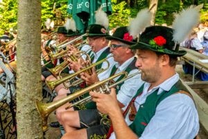 Wenn sich im Bürgl die Röcke drehen: Altenbeurer Waldfest verbindet Brauchtum, Gemeinschaft und Lebensfreude