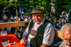 Wenn sich im Bürgl die Röcke drehen: Altenbeurer Waldfest verbindet Brauchtum, Gemeinschaft und Lebensfreude