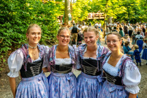 Wenn sich im Bürgl die Röcke drehen: Altenbeurer Waldfest verbindet Brauchtum, Gemeinschaft und Lebensfreude
