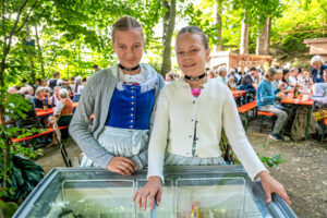 Wenn sich im Bürgl die Röcke drehen: Altenbeurer Waldfest verbindet Brauchtum, Gemeinschaft und Lebensfreude