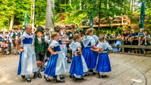 Wenn sich im Bürgl die Röcke drehen: Altenbeurer Waldfest verbindet Brauchtum, Gemeinschaft und LebensfreudeWenn sich im Bürgl die Röcke drehen: Altenbeurer Waldfest verbindet Brauchtum, Gemeinschaft und Lebensfreude