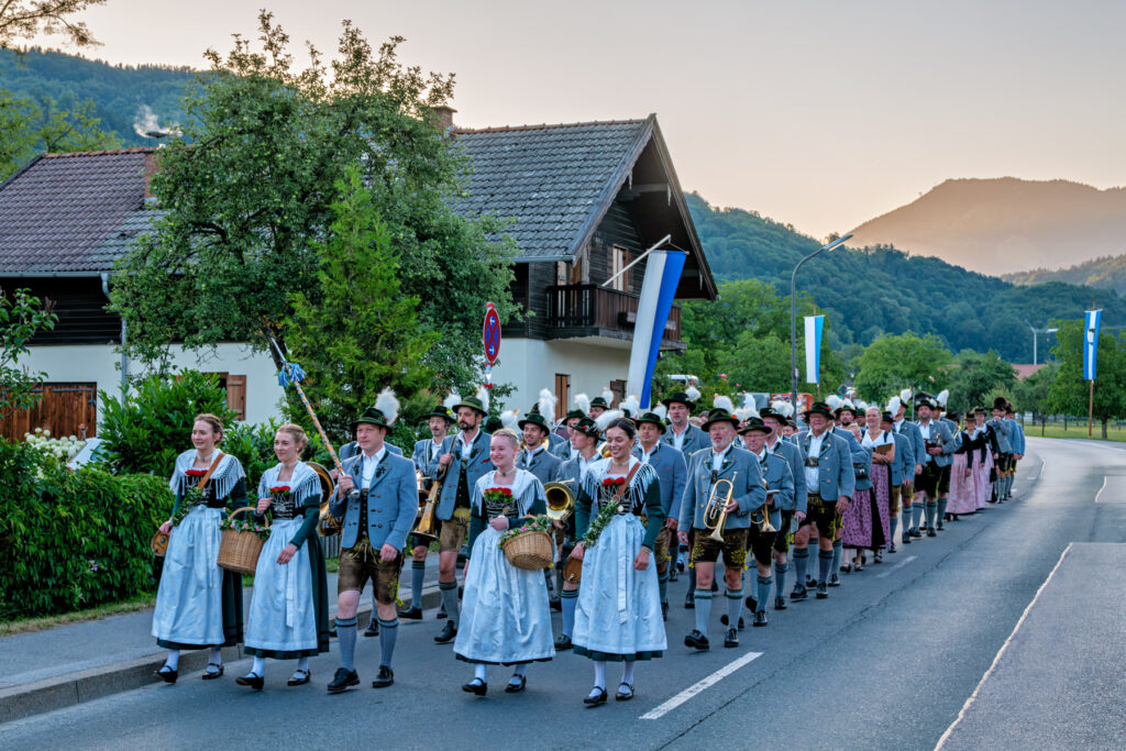 Nussdorf: Mit Böllerschüssen und Blasmusik in den Gaufest-Sonntag