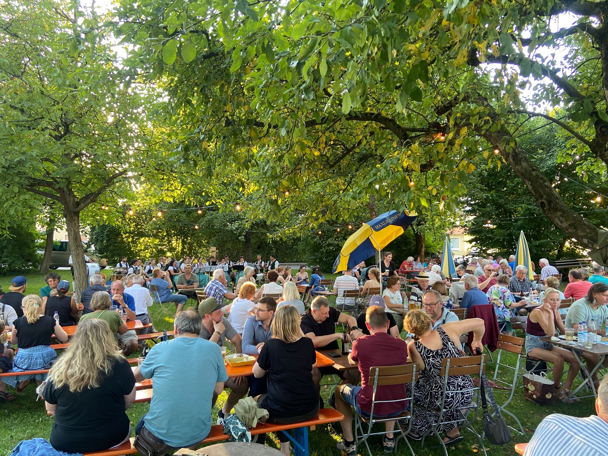 B-rgerbiergarten-in-Bruckm-hl