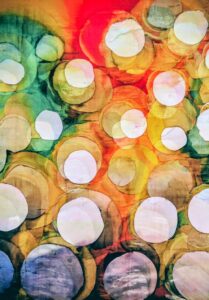 Farbiges Seidenbild von Ingrid Steiner mit transparenten, geschichteten Flächen.