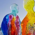 Glasfiguren von Birgit Dopsch mit leuchtenden Farben und transparenter Wirkung.