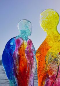 Glasfiguren von Birgit Dopsch mit leuchtenden Farben und transparenter Wirkung.