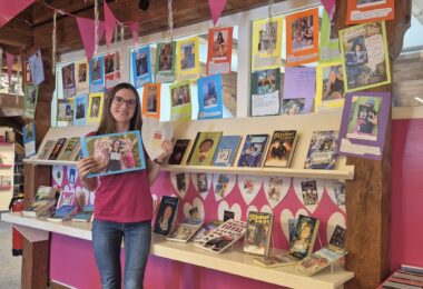 Büchereileiterin Melanie Schieber präsentiert die Ausstellung „Mein Lieblingsbuch & Ich“; 27 Leserinnen und Leser haben ihre Lieblingsbücher kreativ in Szene gesetzt.