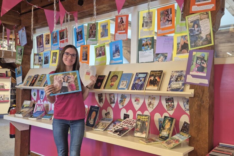 Büchereileiterin Melanie Schieber präsentiert die Ausstellung „Mein Lieblingsbuch & Ich“; 27 Leserinnen und Leser haben ihre Lieblingsbücher kreativ in Szene gesetzt.