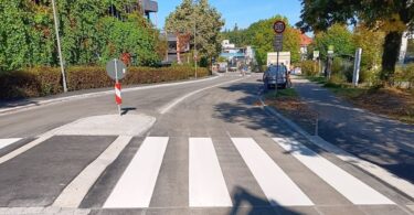 Gut zwei Wochen früher als geplant sind die Arbeiten an der Herzog-Wilhelm-Straße beendet und die Straße wieder befahrbar.