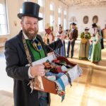 2026 lockt der Trachtenkulturmarkt mit einem weiteren Saal und mehr Platz ins historische Barockkloster Wettenhausen.
