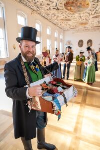 2026 lockt der Trachtenkulturmarkt mit einem weiteren Saal und mehr Platz ins historische Barockkloster Wettenhausen.