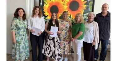 Ausgezeichnete Leistungen (v. l.): Schulleiterin Amela König, Staatspreisträgerinnen Annika Geissler und Lucia Lukawski, Pflegedirektorin Judith Hantl-Merget, stellvertretende Schulleiterin Sybilla Liebmann, Schirmherrin Sigrid Knothe und Klassenleiter Thomas Hainzl