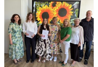 Ausgezeichnete Leistungen (v. l.): Schulleiterin Amela König, Staatspreisträgerinnen Annika Geissler und Lucia Lukawski, Pflegedirektorin Judith Hantl-Merget, stellvertretende Schulleiterin Sybilla Liebmann, Schirmherrin Sigrid Knothe und Klassenleiter Thomas Hainzl