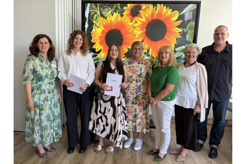 Ausgezeichnete Leistungen (v. l.): Schulleiterin Amela König, Staatspreisträgerinnen Annika Geissler und Lucia Lukawski, Pflegedirektorin Judith Hantl-Merget, stellvertretende Schulleiterin Sybilla Liebmann, Schirmherrin Sigrid Knothe und Klassenleiter Thomas Hainzl