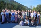 Saalachthaler in Tracht vor dem Hopfenerlebnishof