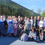 Saalachthaler in Tracht vor dem Hopfenerlebnishof