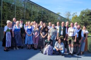Saalachthaler in Tracht vor dem Hopfenerlebnishof