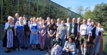Saalachthaler in Tracht vor dem Hopfenerlebnishof