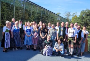 Saalachthaler in Tracht vor dem Hopfenerlebnishof