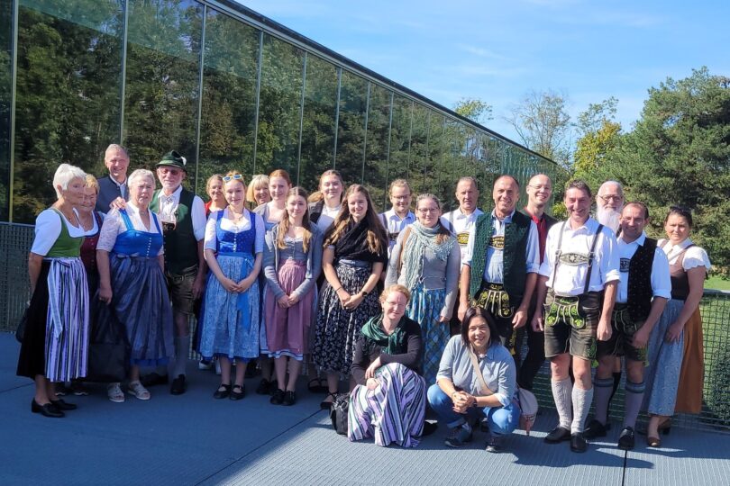 Saalachthaler in Tracht vor dem Hopfenerlebnishof