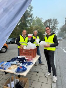 Thomas Gems, Olaf Fröhlich und Daniel Zuleger beim Verteilen von Brezen an Radfahrende.