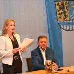 Schulamtsdirektorin Susanne Ehrichs überreichte ebenfalls Urkunden und wünschte viel Freude zum Start in den Lehrberuf.