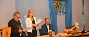 Schulamtsdirektorin Susanne Ehrichs überreichte ebenfalls Urkunden und wünschte viel Freude zum Start in den Lehrberuf.