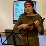Musikerin spielt Violine als musikalischer Rahmen der Summerschool.