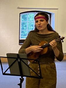 Musikerin spielt Violine als musikalischer Rahmen der Summerschool.