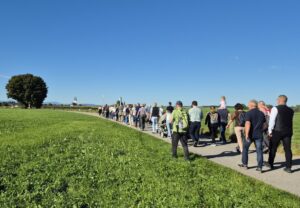 Pilger auf dem Weg zur Basilika Tuntenhausen bei einer früheren Sternwallfahrt