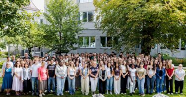 Willkommen bei den RoMed Kliniken: Die neuen Nachwuchskräfte beim Empfangstag in Rosenheim zum Start ihrer Ausbildung.