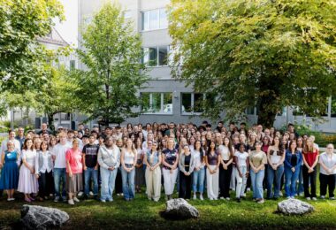 Willkommen bei den RoMed Kliniken: Die neuen Nachwuchskräfte beim Empfangstag in Rosenheim zum Start ihrer Ausbildung.