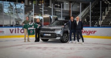 Vertreter der Starbulls und des Autohauses Bernegger präsentieren Trikot und Fahrzeug auf dem Eis.