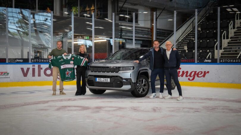 Vertreter der Starbulls und des Autohauses Bernegger präsentieren Trikot und Fahrzeug auf dem Eis.