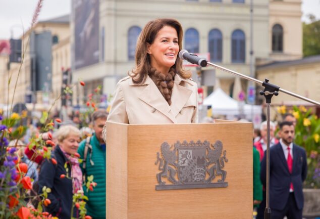 Staatsministerin Michaela Kaniber bei der Bauernmarktmeile 2025