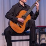 Benno Panhans beim Gitarrenvortrag (3. Platz 2024).