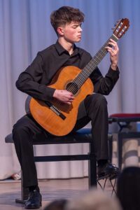 Benno Panhans beim Gitarrenvortrag (3. Platz 2024).