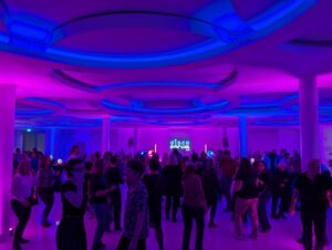 Disco FORUM 2.0 mit bunter Beleuchtung und Tanzfläche
