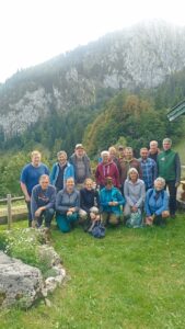 Freiwillige beim Schwend-Einsatz auf der Steinbergalm