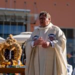 Pfarrer Marcus Lautenbacher beim feierlichen Gottesdienst auf dem Kurplatz.