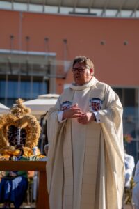 Pfarrer Marcus Lautenbacher beim feierlichen Gottesdienst auf dem Kurplatz.