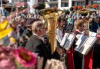 Blasmusiker spielen, das Publikum lauscht beim Erntedankfest auf dem Kurplatz.