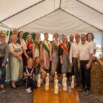 Regional- und Ortsvertreterinnen sowie Helferinnen und Helfer versammeln sich im Pavillon.