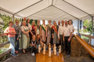 Regional- und Ortsvertreterinnen sowie Helferinnen und Helfer versammeln sich im Pavillon.