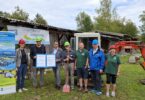 Vor der maroden Verladehalle des Torfbahnhofs Rottau (von links): Irene Biebl-Daiber, Herbert Strauch, Stephan Bieber, Burkhard Dickehut, Rainer Stark, Martin Grambow und Brigitte Stark.