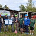 Vor der maroden Verladehalle des Torfbahnhofs Rottau (von links): Irene Biebl-Daiber, Herbert Strauch, Stephan Bieber, Burkhard Dickehut, Rainer Stark, Martin Grambow und Brigitte Stark.