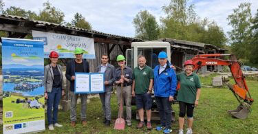 Vor der maroden Verladehalle des Torfbahnhofs Rottau (von links): Irene Biebl-Daiber, Herbert Strauch, Stephan Bieber, Burkhard Dickehut, Rainer Stark, Martin Grambow und Brigitte Stark.
